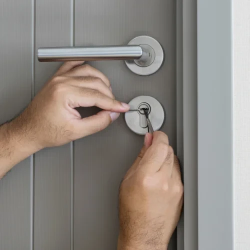 Chaveiro a abrir porta de apartamento no Porto